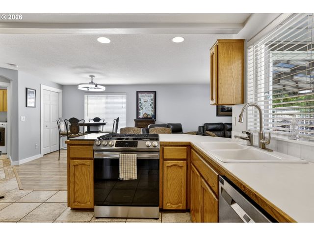 12276 Se MOUNTAIN SUN Dr, Clackamas, OR 97015