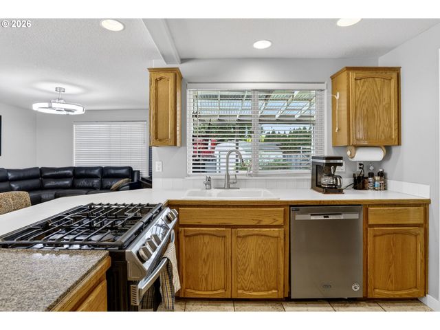 12276 Se MOUNTAIN SUN Dr, Clackamas, OR 97015
