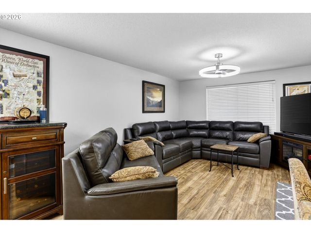 12276 Se MOUNTAIN SUN Dr, Clackamas, OR 97015