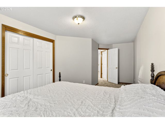 12276 Se MOUNTAIN SUN Dr, Clackamas, OR 97015