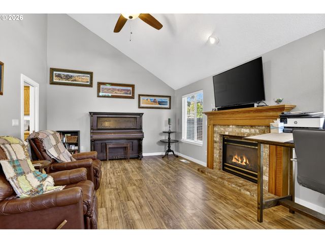 12276 Se MOUNTAIN SUN Dr, Clackamas, OR 97015