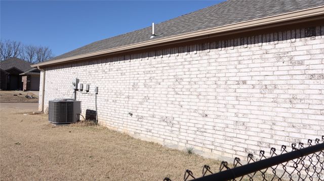 630 Lakefront Drive, Krebs, OK 74501