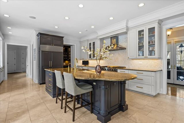 697 Bluff Road, Lake Bluff, IL 60044