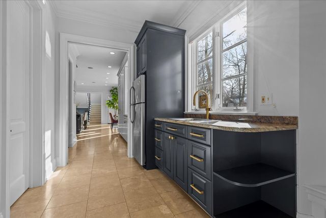 697 Bluff Road, Lake Bluff, IL 60044