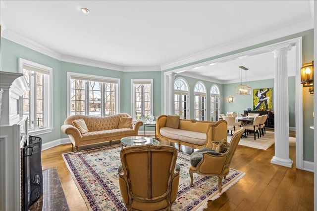 697 Bluff Road, Lake Bluff, IL 60044