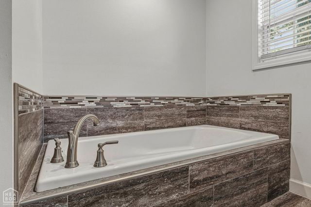 826 E Lakeshore Cove E, Jonesboro, AR 72401