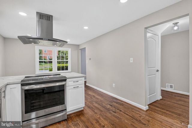 6536 OAKWOOD DR, Falls Church, VA 22041