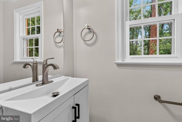 6536 OAKWOOD DR, Falls Church, VA 22041