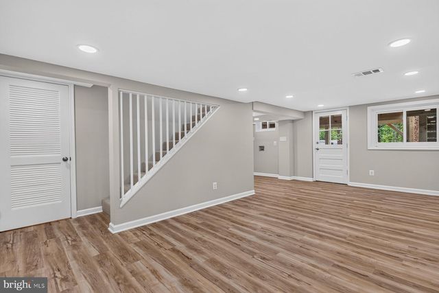 6536 OAKWOOD DR, Falls Church, VA 22041