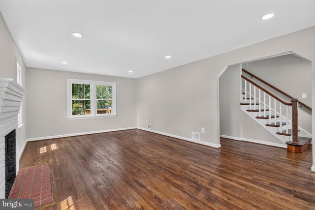 6536 OAKWOOD DR, Falls Church, VA 22041