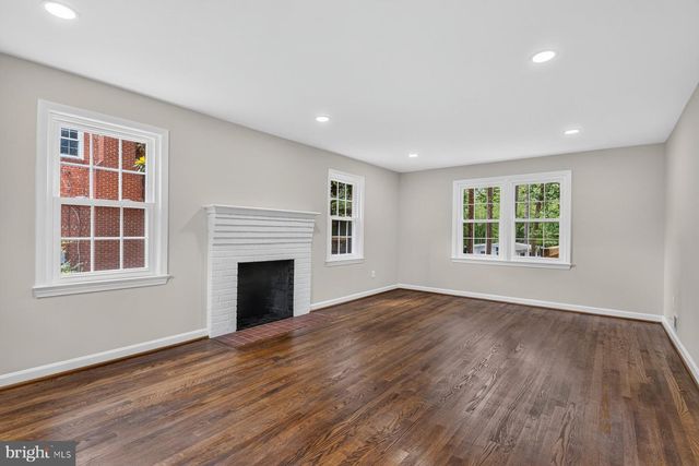 6536 OAKWOOD DR, Falls Church, VA 22041