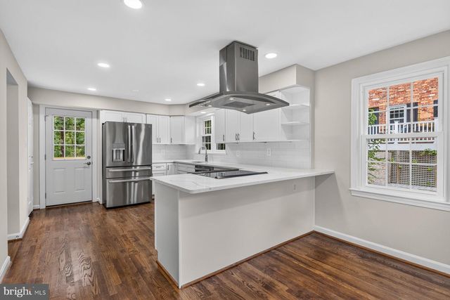 6536 OAKWOOD DR, Falls Church, VA 22041