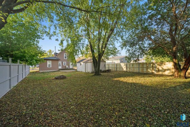 612 W 1st Ave Avenue, Lennox, SD 57039