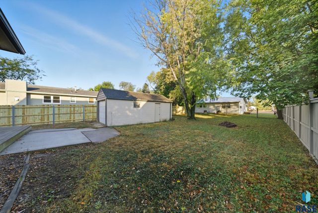 612 W 1st Ave Avenue, Lennox, SD 57039