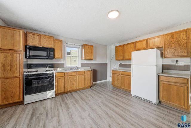 612 W 1st Ave Avenue, Lennox, SD 57039