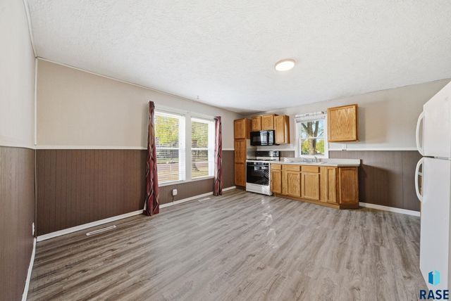 612 W 1st Ave Avenue, Lennox, SD 57039