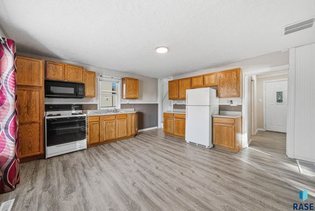 612 W 1st Ave Avenue, Lennox, SD 57039