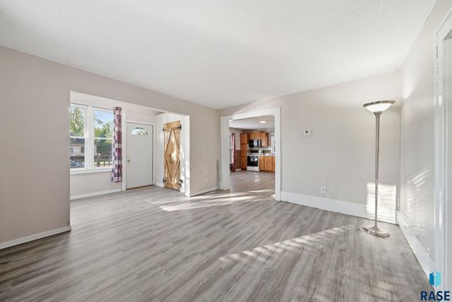 612 W 1st Ave Avenue, Lennox, SD 57039