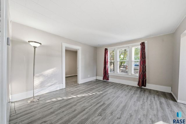 612 W 1st Ave Avenue, Lennox, SD 57039