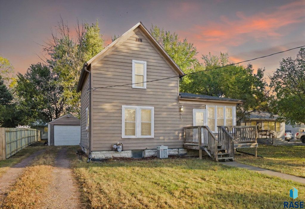 612 W 1st Ave Avenue, Lennox, SD 57039