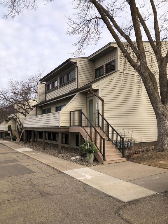 8928 Neill Lake Road 105, Eden Prairie, MN 55347