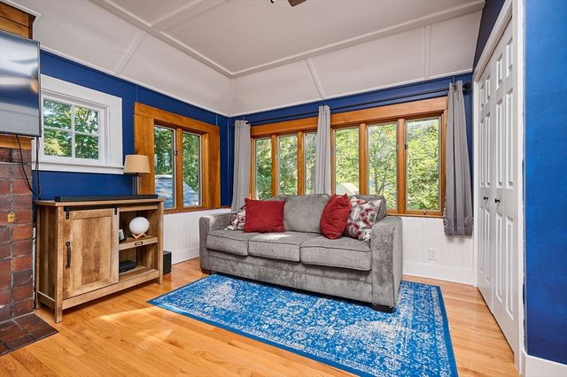 11 Glendale St, Easthampton, MA 01027