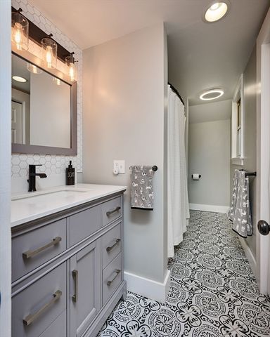 11 Glendale St, Easthampton, MA 01027