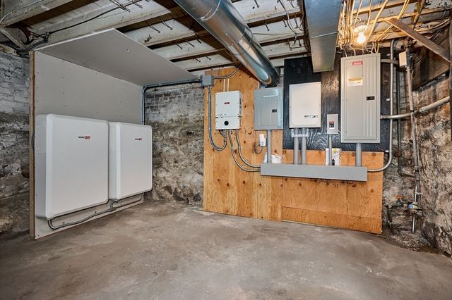 11 Glendale St, Easthampton, MA 01027