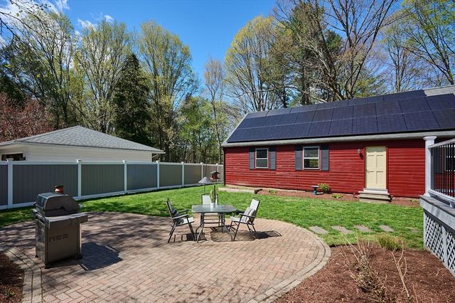 11 Glendale St, Easthampton, MA 01027