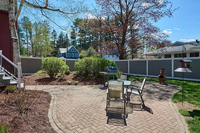 11 Glendale St, Easthampton, MA 01027