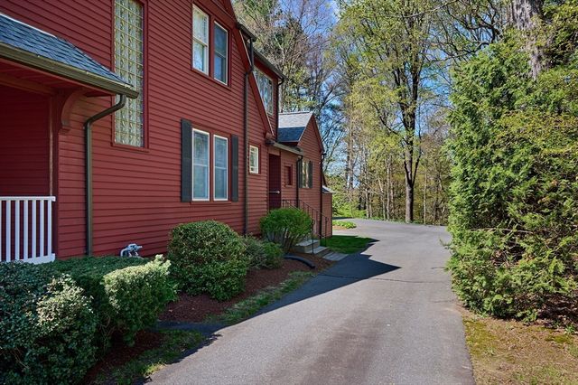 11 Glendale St, Easthampton, MA 01027