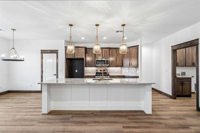 209 NW Pine Avenue, Cache, OK 73527