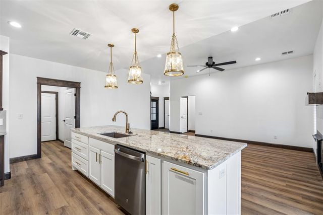 209 NW Pine Avenue, Cache, OK 73527