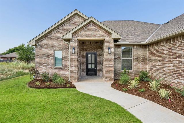 209 NW Pine Avenue, Cache, OK 73527