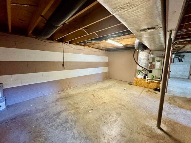 521 Clearcreek Road, Irvine, KY 40336