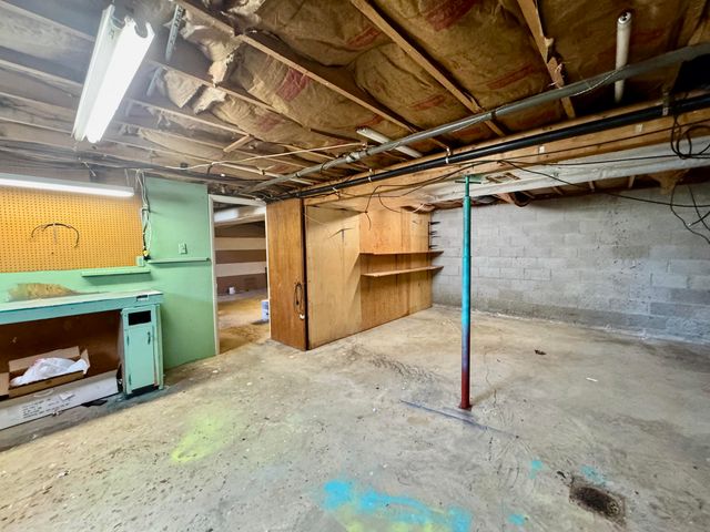 521 Clearcreek Road, Irvine, KY 40336