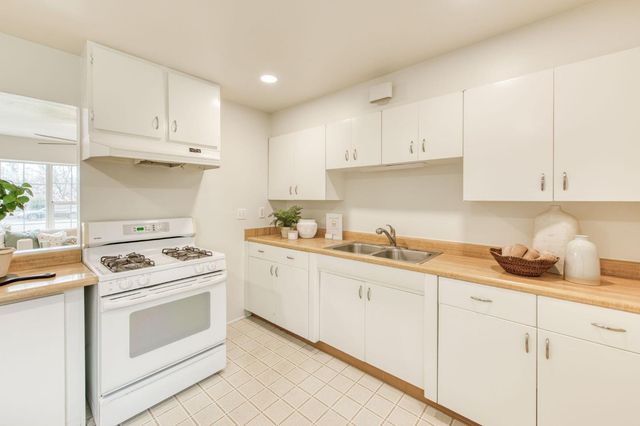 125 N Pollasky Avenue, Clovis, CA 93612