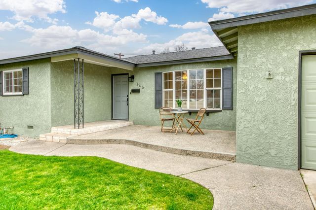 125 N Pollasky Avenue, Clovis, CA 93612