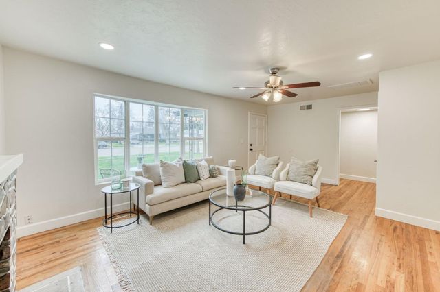 125 N Pollasky Avenue, Clovis, CA 93612