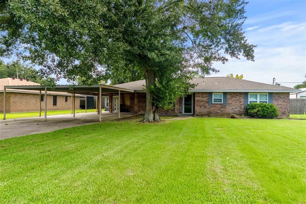 1004 Helen St Street, Iowa, LA 70647