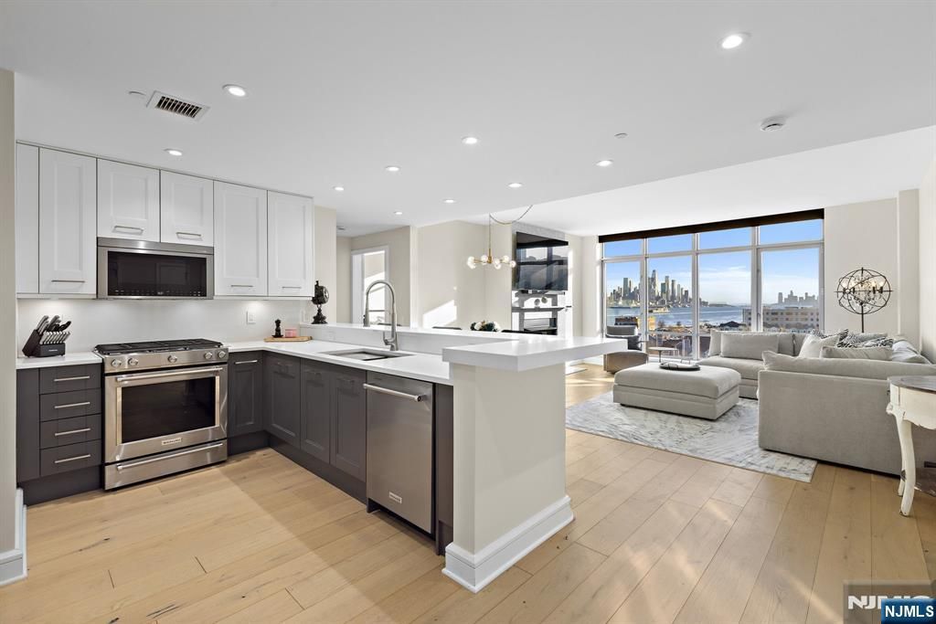 8100 River Road 816, North Bergen, NJ 07047