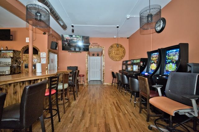 3034 W Montrose Avenue, Chicago, IL 60618
