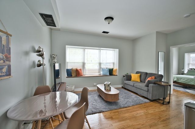 3034 W Montrose Avenue, Chicago, IL 60618