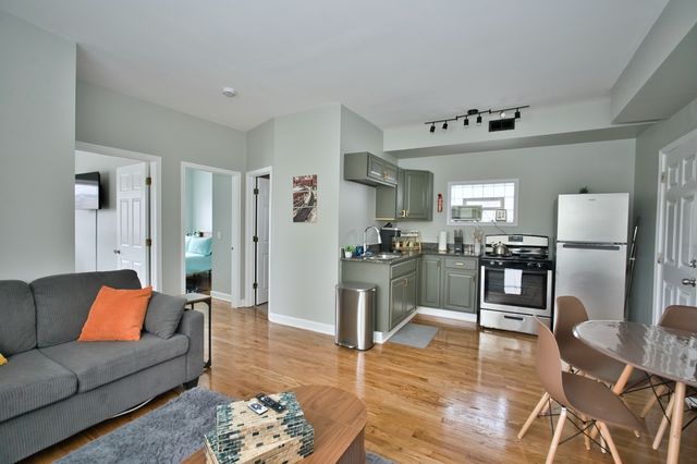 3034 W Montrose Avenue, Chicago, IL 60618