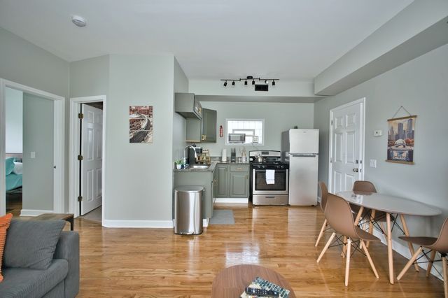 3034 W Montrose Avenue, Chicago, IL 60618