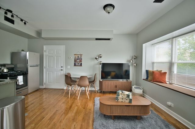 3034 W Montrose Avenue, Chicago, IL 60618