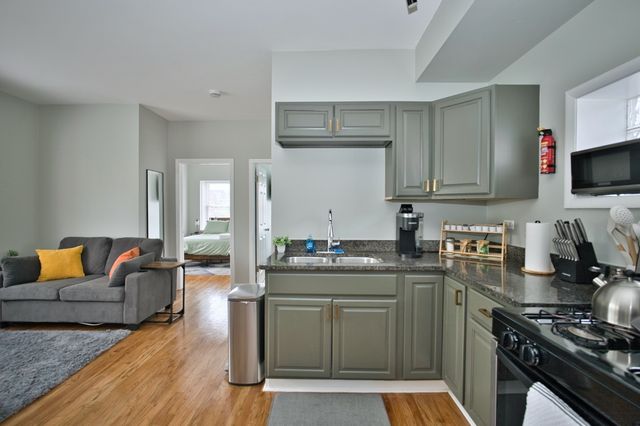 3034 W Montrose Avenue, Chicago, IL 60618