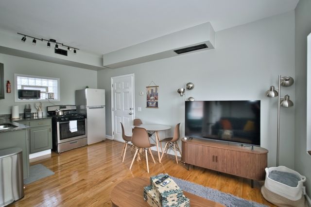 3034 W Montrose Avenue, Chicago, IL 60618