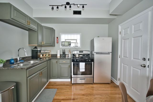 3034 W Montrose Avenue, Chicago, IL 60618
