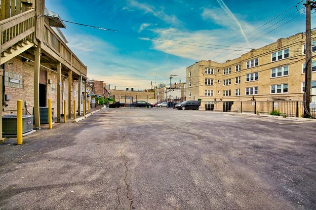 3034 W Montrose Avenue, Chicago, IL 60618